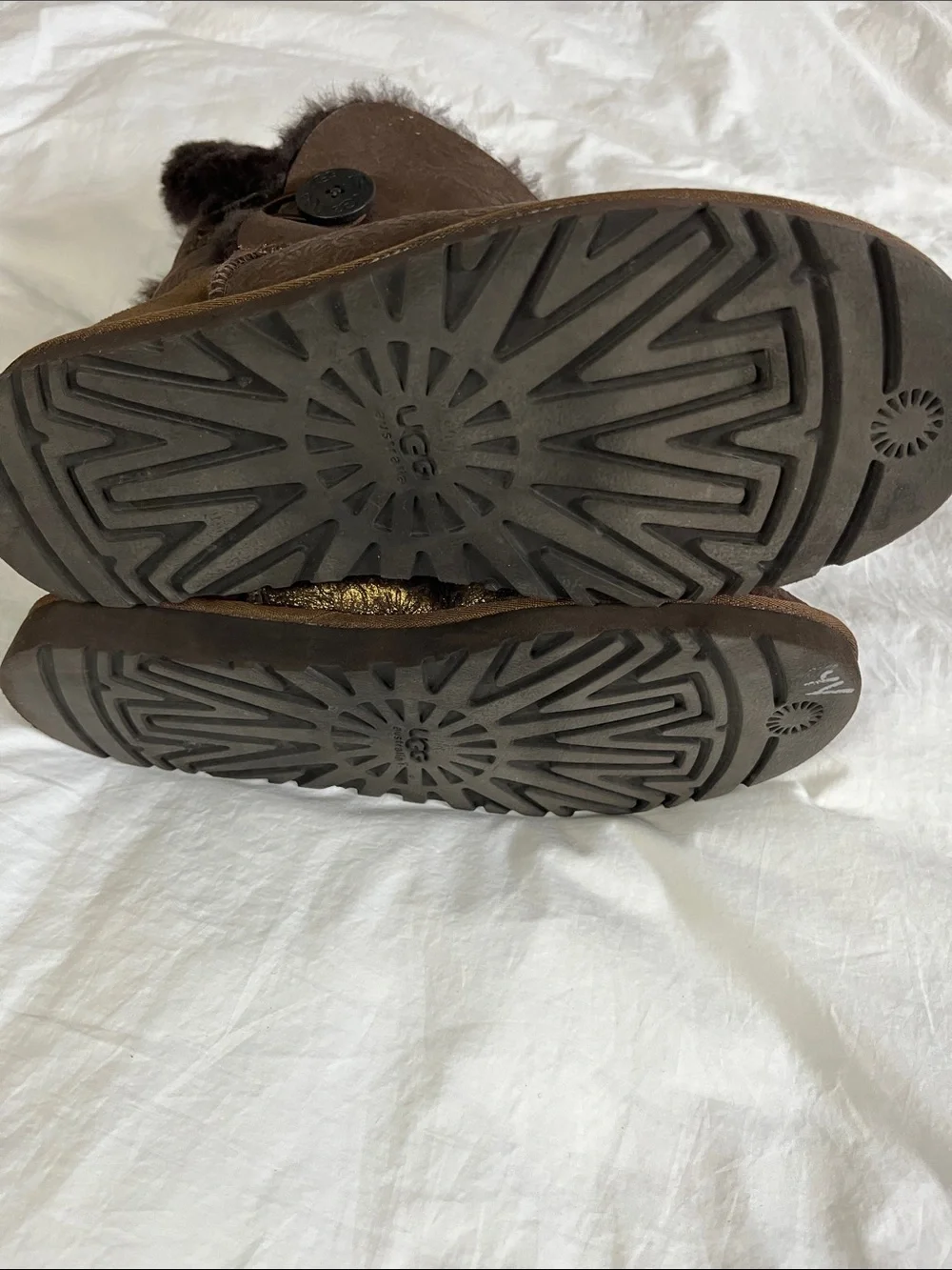 UGG Bailey Button Metallic Logo boots in bronze women’s size 9 winter boots